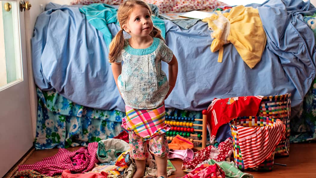 Schmunzeln statt schimpfen Kleinkind in Zimmer