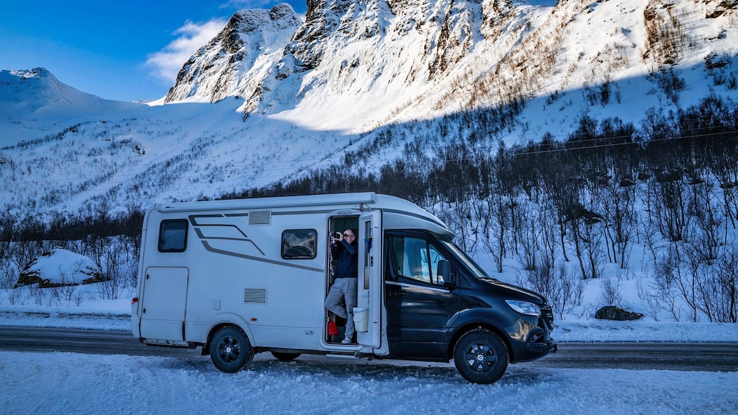 Rentner on the road Rentner Michel Godart in seinem Camper vor einem Berg in Norwegen. Von Fjord zu Fjord durch Norwegen, die Kamera immer zum Einsatz bereit. Die Pensionierung als Startschuss in ein neues Abenteuer: Sylvia Fäh und Michel Godart haben ihr Haus verkauft und sind ins Wohnmobil gezogen.