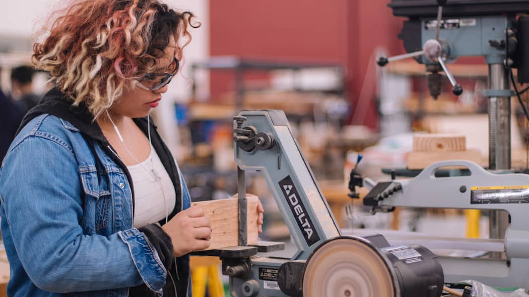 Wie finde ich die richtige Weiterbildung? Weiterbildung Ausbildung Handwerk Karriere Frau Maschine