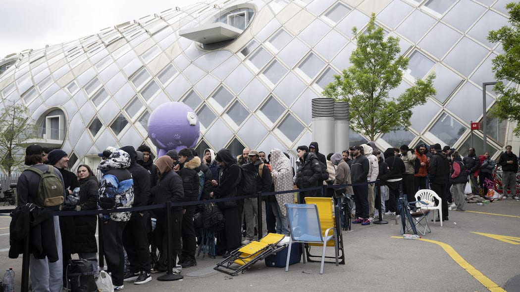 Im Schlund des Kapitalismus Warteschlange vor dem Swatch-Store in Biel - Achtung, Gefahr! Die Warteschlange – einst totgesagt – frisst wieder Menschen
