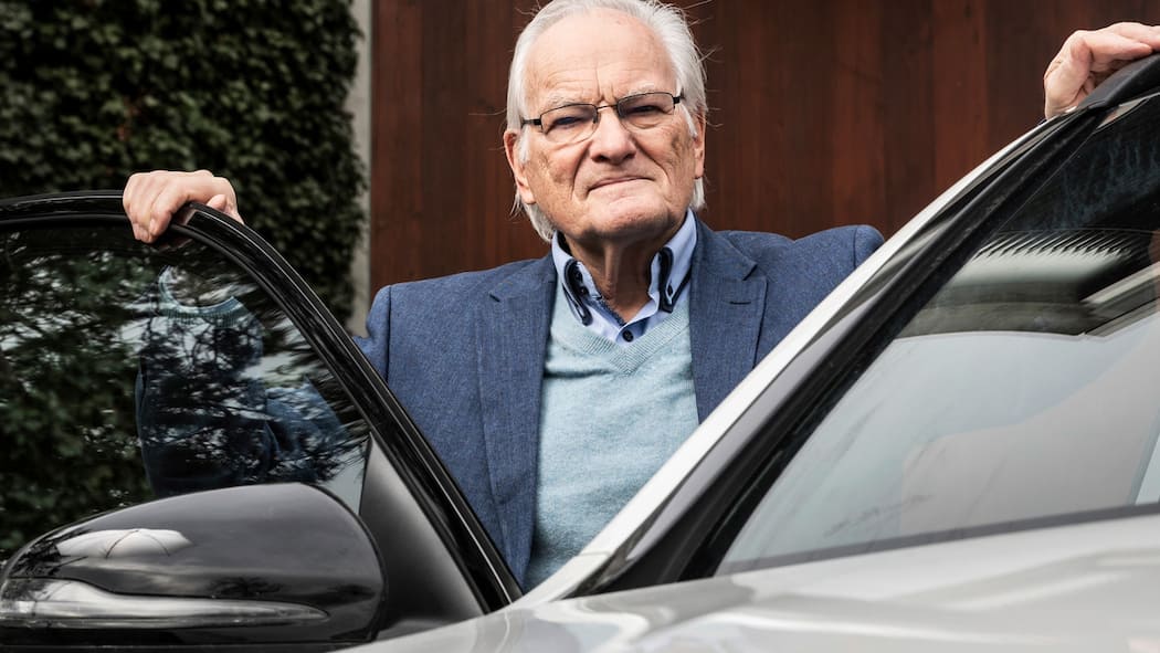 Bemerkenswertes Urteil nach Selbstunfall Manfred Hesse vor seinem Mercedes