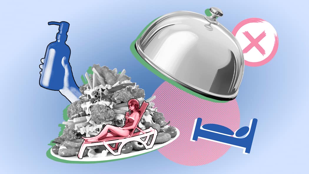 Das sind die absoluten No-Gos im Hotel Eine Frau auf einer Liege, die auf einem Servierteller steht, vor blauem Hintergrund mit einem Seifenspender und einem Bett. Was man im Hotel darf und was nicht.