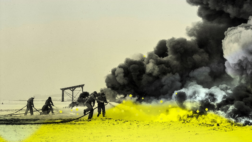 Schweizer Firmen kämpfen für das «ewige Gift» Feuerwehrmänner mit Wendrohren zum Versprühen von Löschschaum in schwarz-weiss mit gelbem Overlay. Die EU will die Industriechemikalien PFAS verbieten. Und stösst auf grossen Widerstand der Lobbys – auch von der Schweizer Industrie.