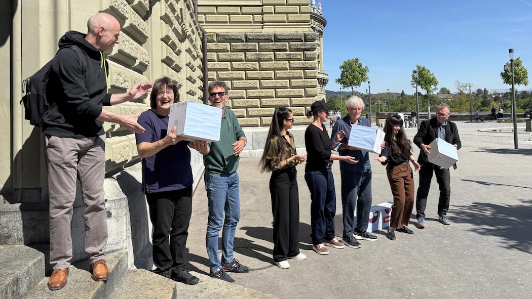 Schluss mit Geheimverhandlungen! Beobachter übergibt die Prämien-Petition Die Leute geben vor dem Bundeshaus die Schachteln weiter - Der Beobachter hat dem Parlament die Prämien-Petition mit fast 50’000 Unterschriften übergeben. Die Kernforderung: Wer die Milliarden zahlt, muss am Verhandlungstisch endlich ein Mitspracherecht erhalten