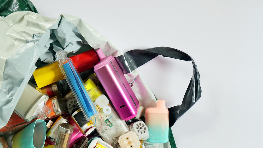 «Leere Vapes entsorgen? Dafür bin ich einfach zu faul» Sack voller E-Vapes - Die meisten Nutzer entsorgen leere Vapes und E-Zigaretten im Müll. Dabei ist das brandgefährlich – und das richtige Entsorgen super einfach