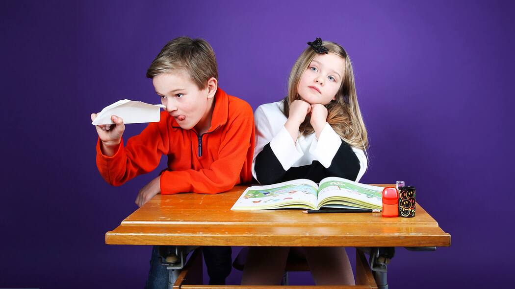 «Buben überschätzen sich oft. Mädchen unterschätzen sich» Bub und Mädchen sitzen am Pult