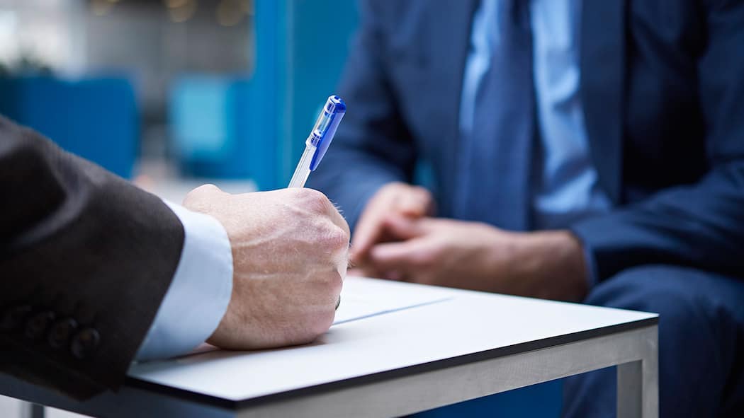 Erst lesen, dann unterschreiben! Schriftlicher Arbeitsvertrag