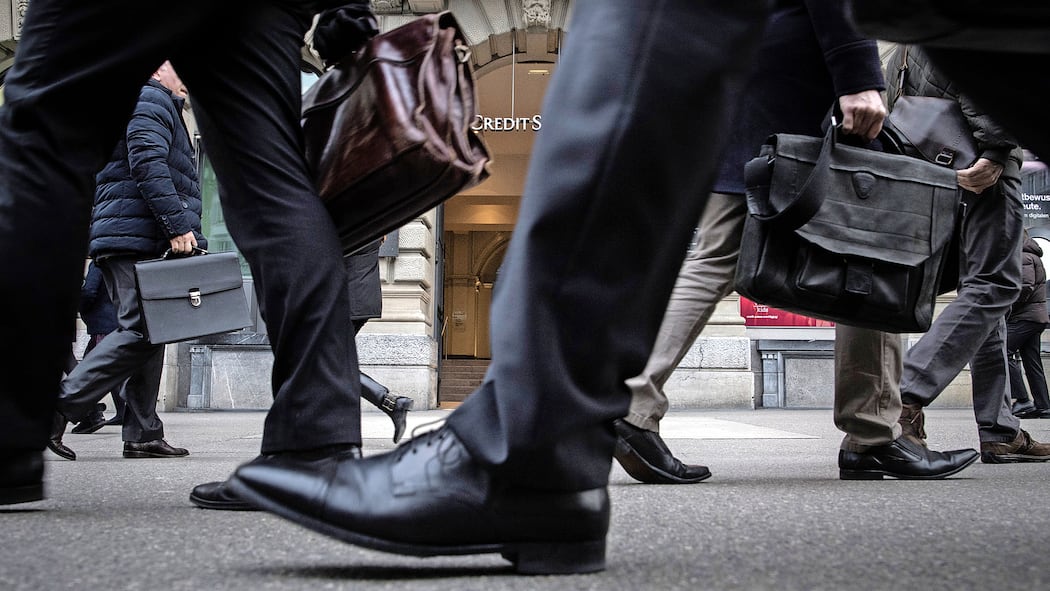 Wie Banken Kunden Geld vorenthalten Menschen in Anzügen vor Credit Suisse