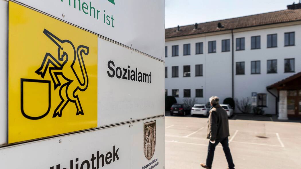 Bericht zeigt zahlreiche Verfehlungen auf Schild des Sozialamts Dübendorf