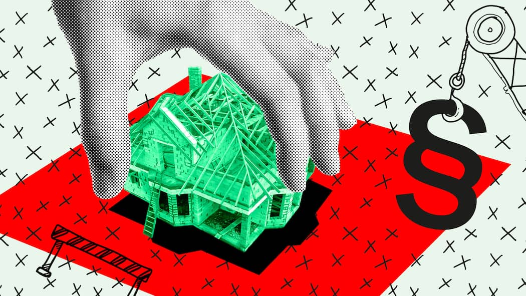 Hausbau ohne eigenes Bauland? Das geht! Eine übergrosse Hand greift ein grünes Haus auf einer roten Grundfläche, daneben ist ein Kran mit Paragrafenzeichen. Was rechtlich bei Häusern im Baurecht gilt.
