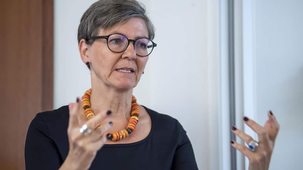 Jetzt will Terre des Hommes die Experimente an Kindern untersuchen Porträt von Barbara Hintermann - Experimentelle Operationen an Kindern – vermittelt von Terre des Hommes: Nach der Beobachter-Recherche kündigt die Direktorin des Hilfswerks eine Untersuchung an. Für eine Entschuldigung sei es aber zu früh.