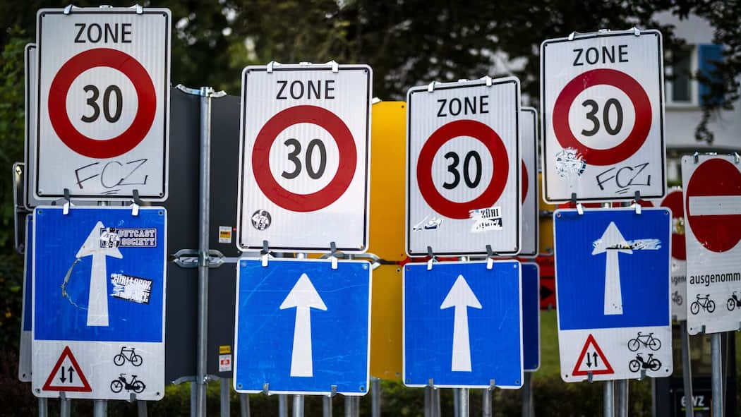 Mit Vollgas am Ziel vorbei Tempo 30-Zone- und Einbahnschilder - In Zürich ist Zeit die härteste Währung. Doch kürzlich erlaubte sich die Stadtverwaltung einen kostspieligen Schildbürgerstreich