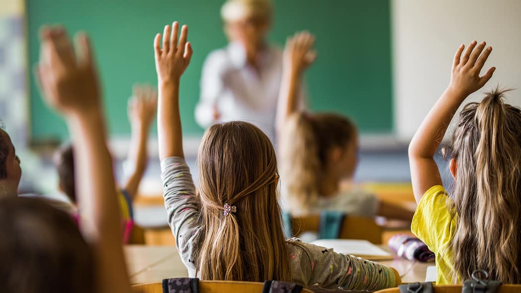 «Die Qualität der Volksschule ist in Gefahr» Aufstreckende Schülerinnen im Klassenzimmer