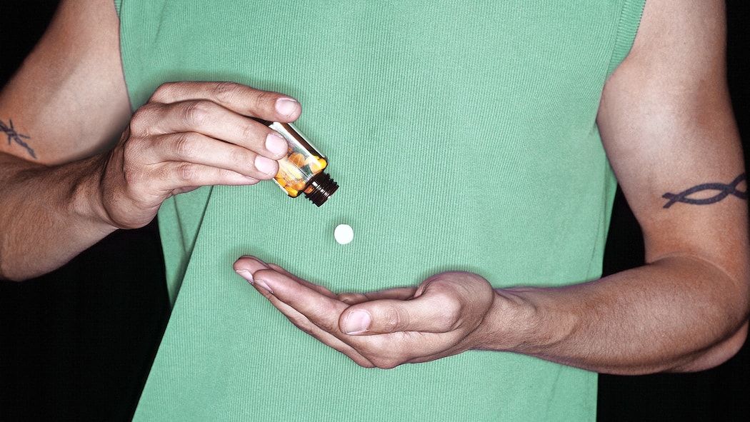 Gefährliche Mischung Mann lässt Tablette in Hand fallen