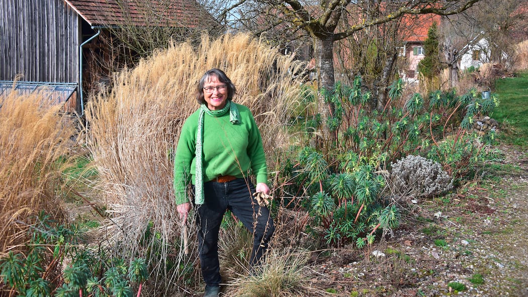 Künstlerin verwandelt ihren Rasen in ein blühendes Paradies Künstlerin Katharina Haller in ihrem Garten - Katharina Haller hat die Grasfläche um ihr Haus in den letzten rund 15 Jahren Stück für Stück in einen Staudengarten verwandelt. Er sieht jedes Jahr ein bisschen anders aus