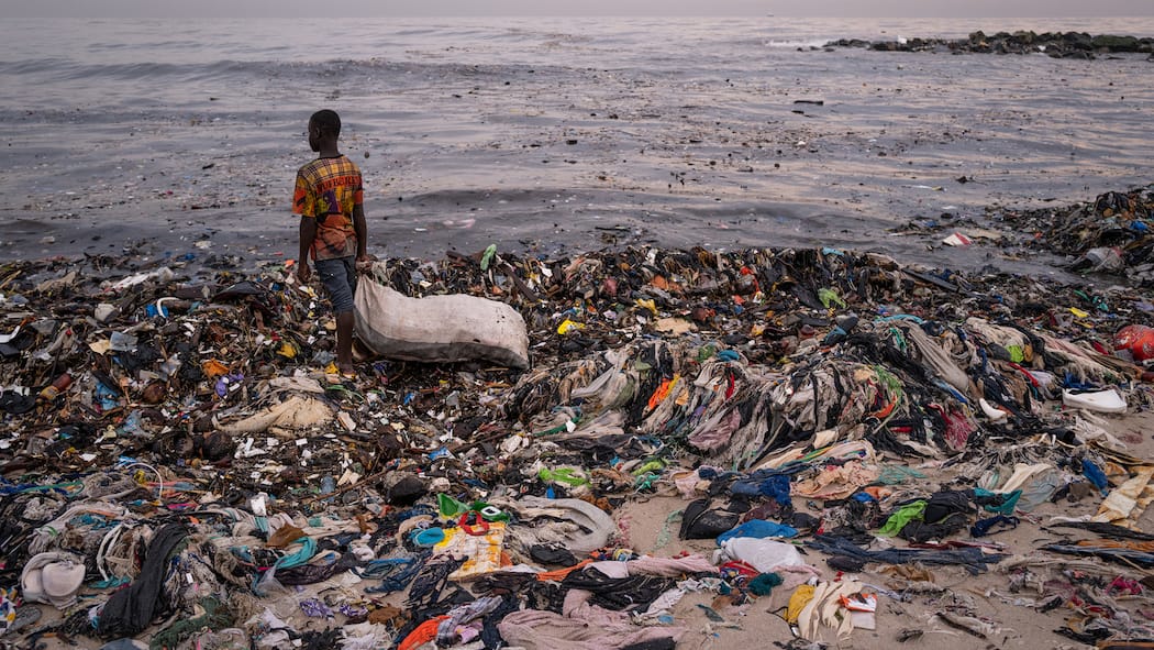 Wie ein paar Rappen den Kleiderabfall reduzieren sollen Textil- und Plastikabfälle an der Küste von Ghana bei Accra