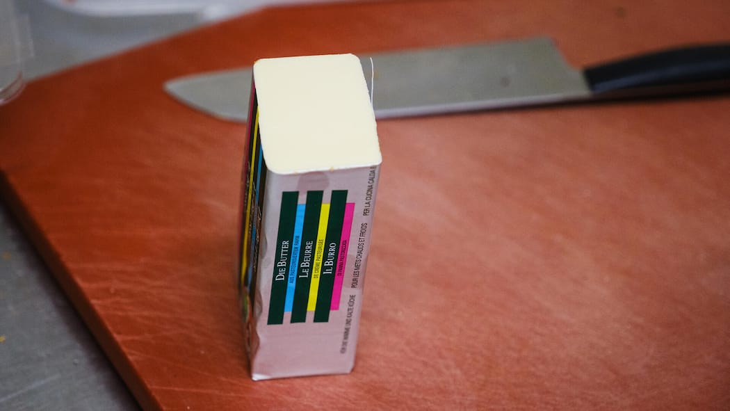 Der Milchpreis sinkt – doch Butter bleibt teuer Ein Block Butter auf einem Schneidebreitt - Seit Februar erhalten Bauern weniger für ihre Milch. Doch die Detailhändler geben die Preissenkung nicht immer weiter. Das zeigt der Beobachter-Preis-Check