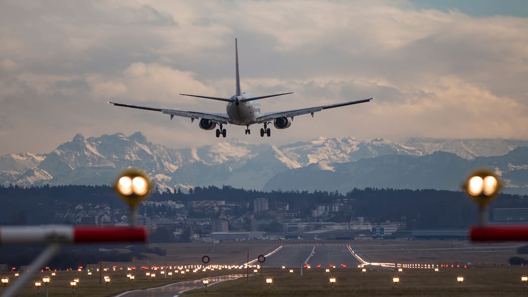 So subventioniert die Schweiz Klimakiller Flugzeug landet auf dem Flughafen Zürich