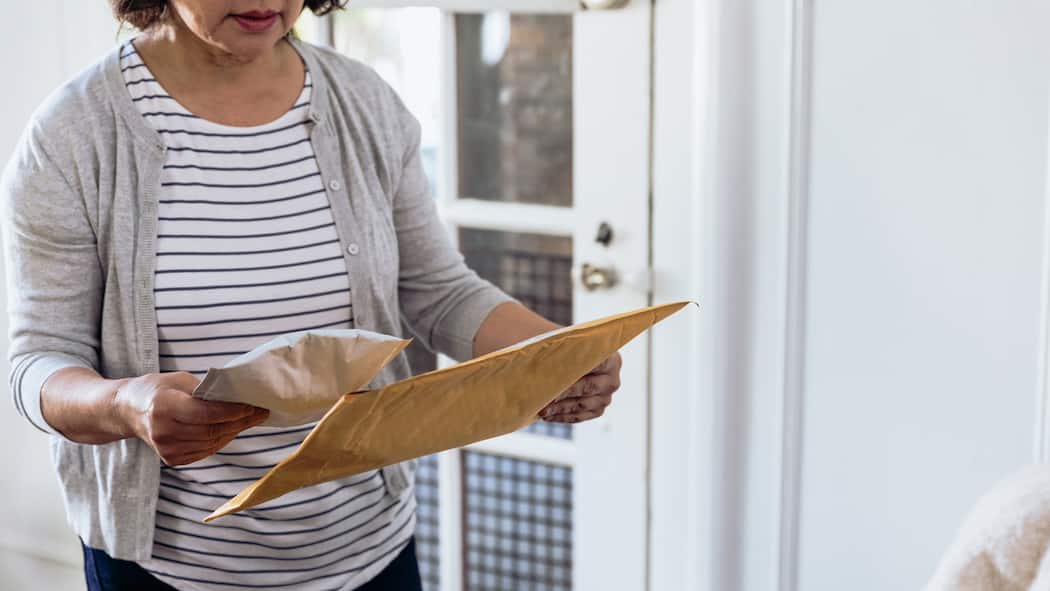 Die Päckli-Trickser Frau begutachtet Pakete