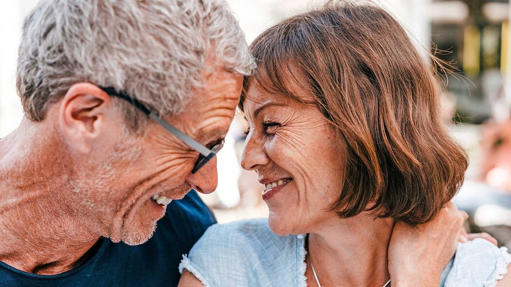 Lohnt sich eine Scheidung? Ehepaar schaut sich in die Augen