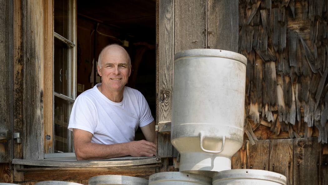 Mit Laib und Seele Paul Barmettler im Stubenfenster der Käserei der Alp Bleiki