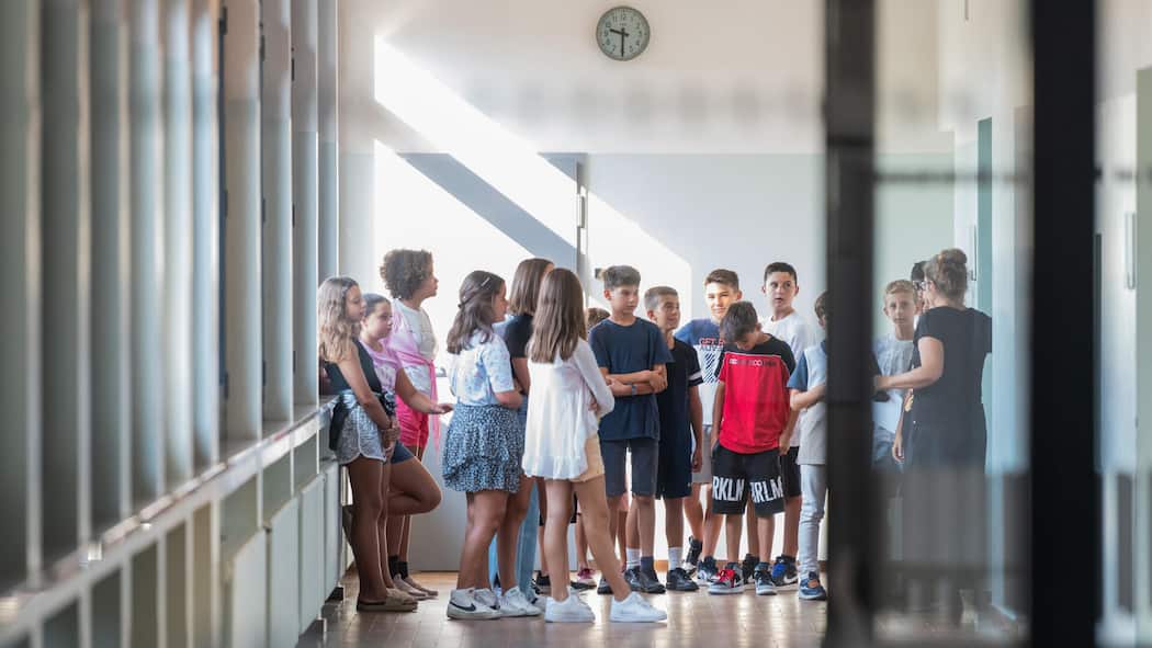 Tessin macht Schluss mit der Selektion an den Sekundarschulen Kinder der Scuola Media in Mendrisio- Schluss mit Selektion! Ab 2032 soll es im Kanton Tessin kein A- oder B-Niveau mehr geben. Das Ziel: gleiche Chancen für alle. Damit unterstreicht der Südkanton seine Pionierrolle