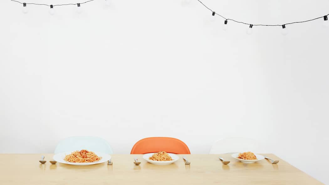 Dank Spenden Betreuung für die Kinder Gedeckter Kindertisch - Damit eine alleinerziehende Mutter von drei Kindern Geld verdienen kann, zahlt die Stiftung SOS Beobachter etwas an den Mittagstisch