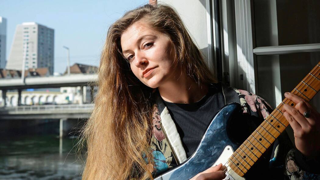 Der Durchbruch muss warten Sängerin Dana Burkhard mit Gitarre.