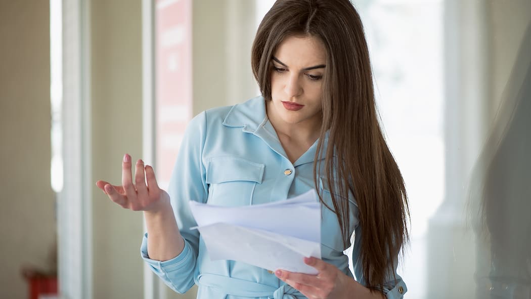 Inkassobüro gerät an die Falsche Frau ist irritiert, als sie Brief liest