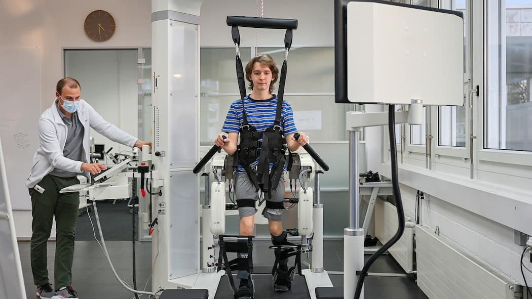 Viktor (20) lernt laufen Student Viktor aus Basel auf dem Lokomat bei der Revigo in Volketswil.