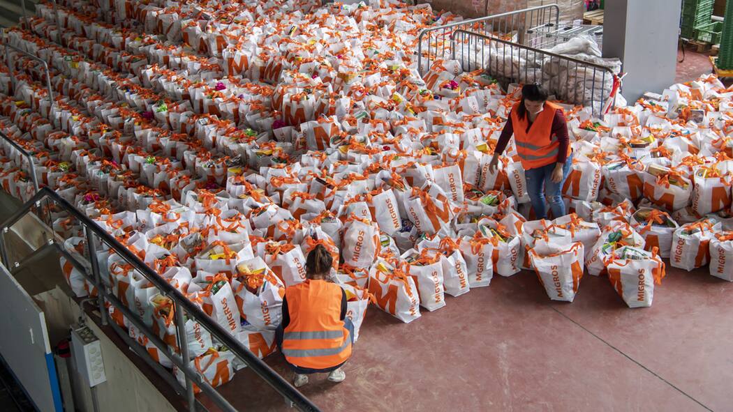 Wieso Ausländerinnen trotz Armut auf Sozialhilfe verzichten Lebensmittel für Bedürftige werden in Genf vorbereitet