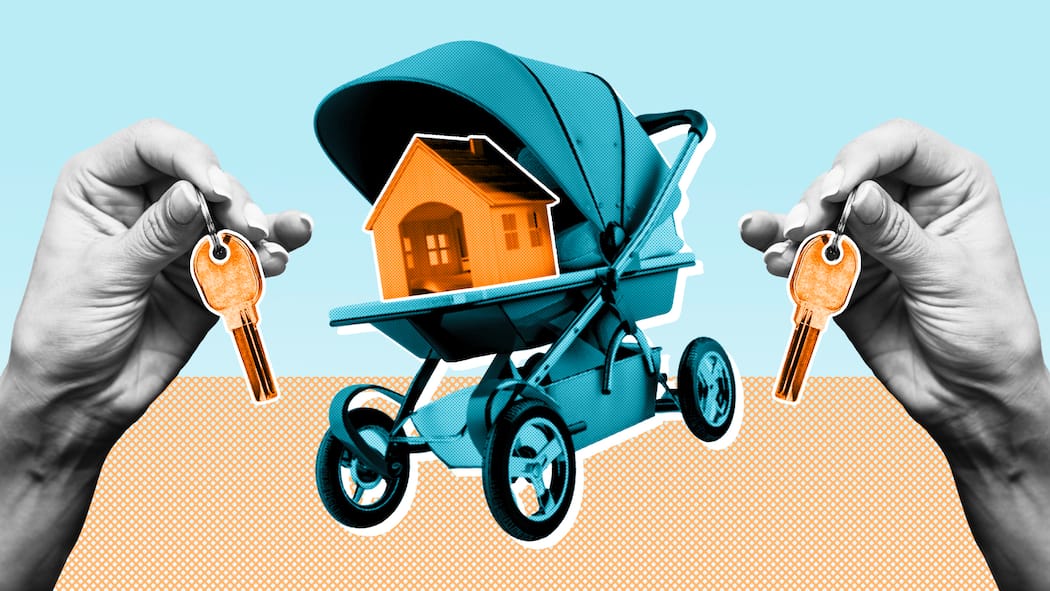 So ist Ihr Haus sicher, auch wenn Sie weg sind Ein Mini-Haus ist in einem Kinderwagen für Babys abgelegt und zwei Hände halten einen Hausschlüssel hoch. Wer in die Ferien verreist, sollte sich darum kümmern, wer während der Abwesenheit auf Haus, Garten oder allenfalls auch zu Haustieren schaut.