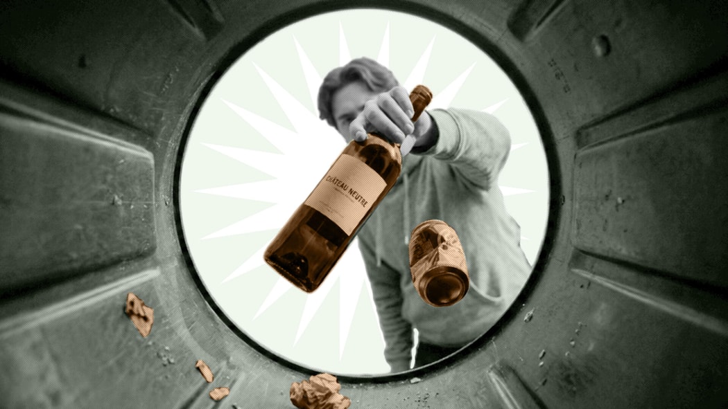 Sind Sie ein Recycling-Profi? Blick aus dem Abfalleimer: Mann wirft Flasche und Aludose rein - Am 18. März ist Recycling Day. Da wollen wir doch mal Ihr Wissen prüfen: Wie werden Medikamente, Öl oder Pfannen richtig entsorgt? Stellen Sie sich den Fragen im Beobachter-Quiz