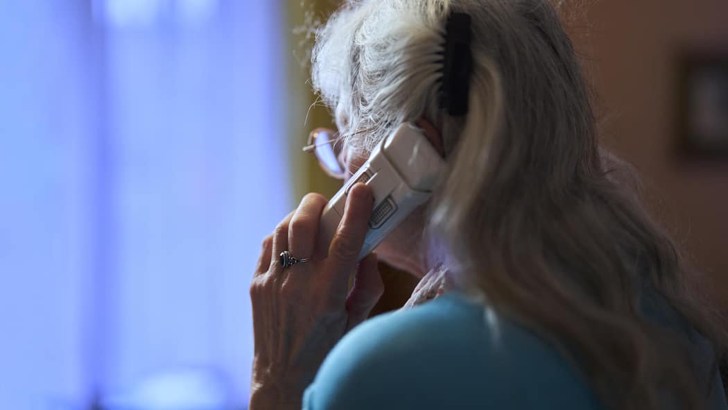 Neun Franken Unterschied – Witwe muss um 13. AHV-Rente kämpfen Die Witwe am Telefonieren von schräg hinten - Weil sie eine Witwenrente bekommt, sollte Eva Müller keine 13. AHV-Rente erhalten. Doch sie gab nicht klein bei. Rund 10’000 Personen in der Schweiz könnten ebenfalls betroffen sein