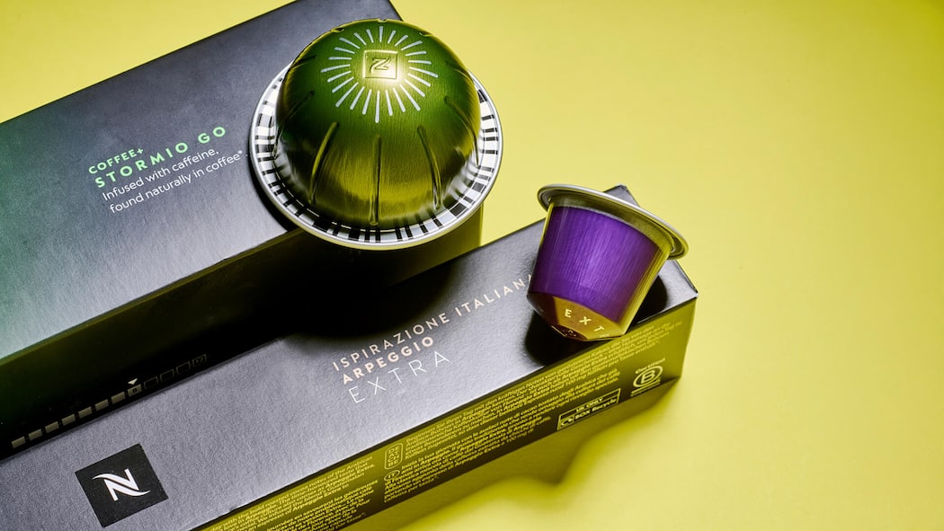 Nespresso-Kapsel mit super viel Koffein – Kunde bekommt Herzrasen Nespresso-Kapseln - Nespresso bringt Kapseln mit 60 Prozent mehr Koffein auf den Markt. Die sind stärker als jeder Energydrink. Der Konsumentenschutz fordert eine bessere Kennzeichnung