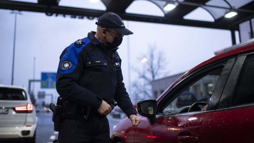Was muss ich bei der Rückreise in die Schweiz beachten? Ein Schweizer Grenzwächter kontrolliert einen Autofahrer am Zoll in Au im Kanton St. Gallen.