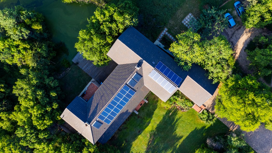 Die Heizung der Zukunft Ein grosses Einfamilienhaus mit Fotovoltaikanlagen auf dem Dach.