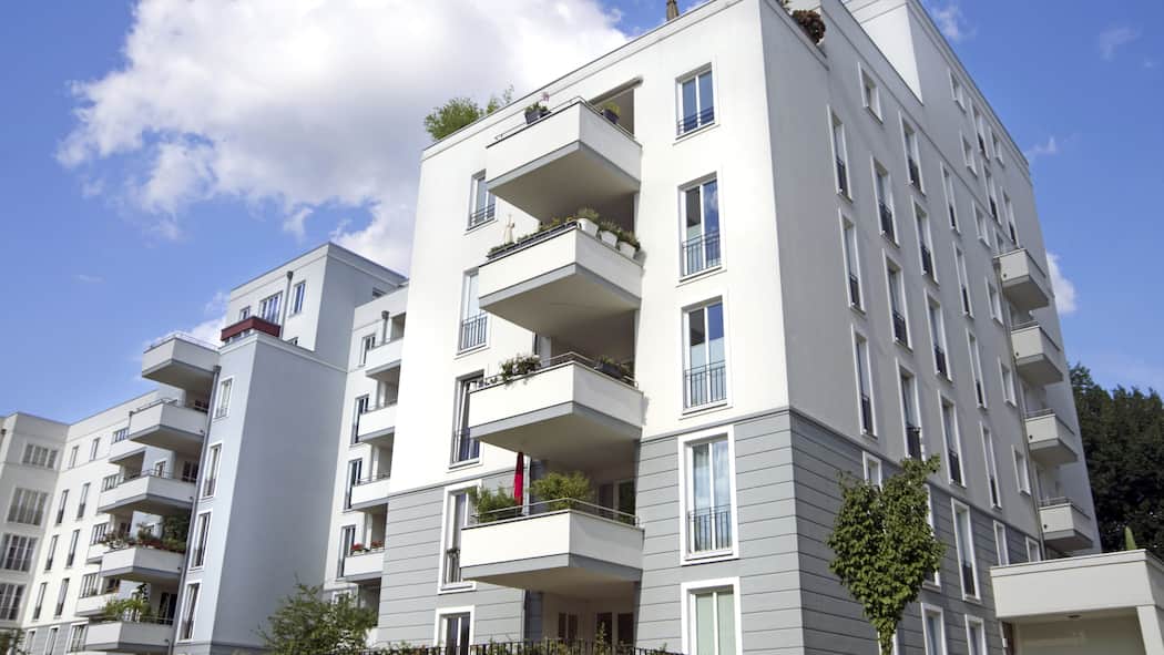 Wem gehört was? Mehrstöckiges Haus mit Balkonen