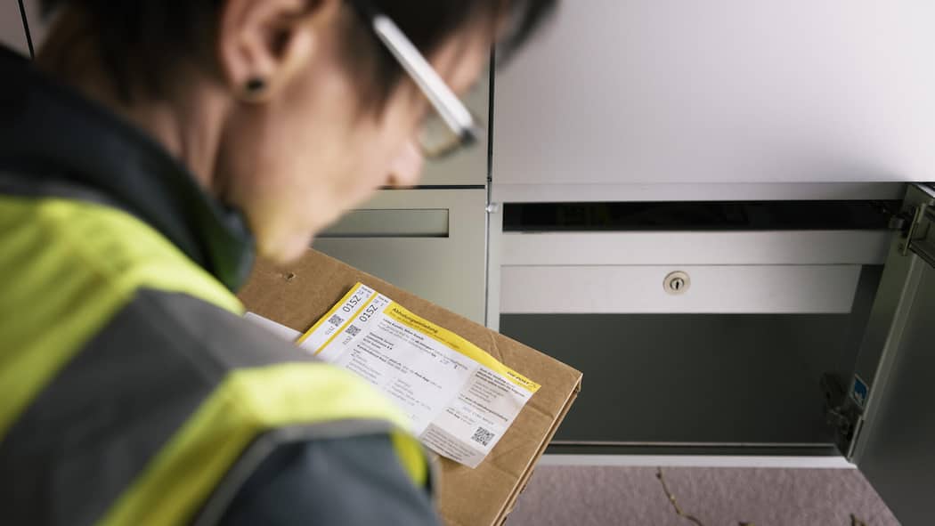 Zürcher Gericht stellt eine unschuldige Frau öffentlich bloss Eine Pöstlerin stellt ein Paket in den Milchkasten - Ein Brief kam zurück, da publizierte die Justiz den Namen einer Zeugin im Amtsblatt. Ein Fehler, entscheidet das Bundesgericht: Die beschlagnahmten Daten sind für die Ermittler nun tabu