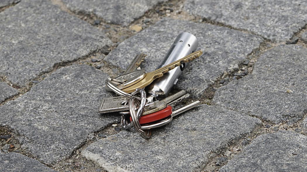 Schlüssel verloren – was gilt jetzt? Ein Hausschlüssel liegt auf dem Boden. Geht ein Schlüssel für eine Mietwohnung verloren, stellt sich schnell die Frage, ob die Mieterin dafür aufkommen muss.