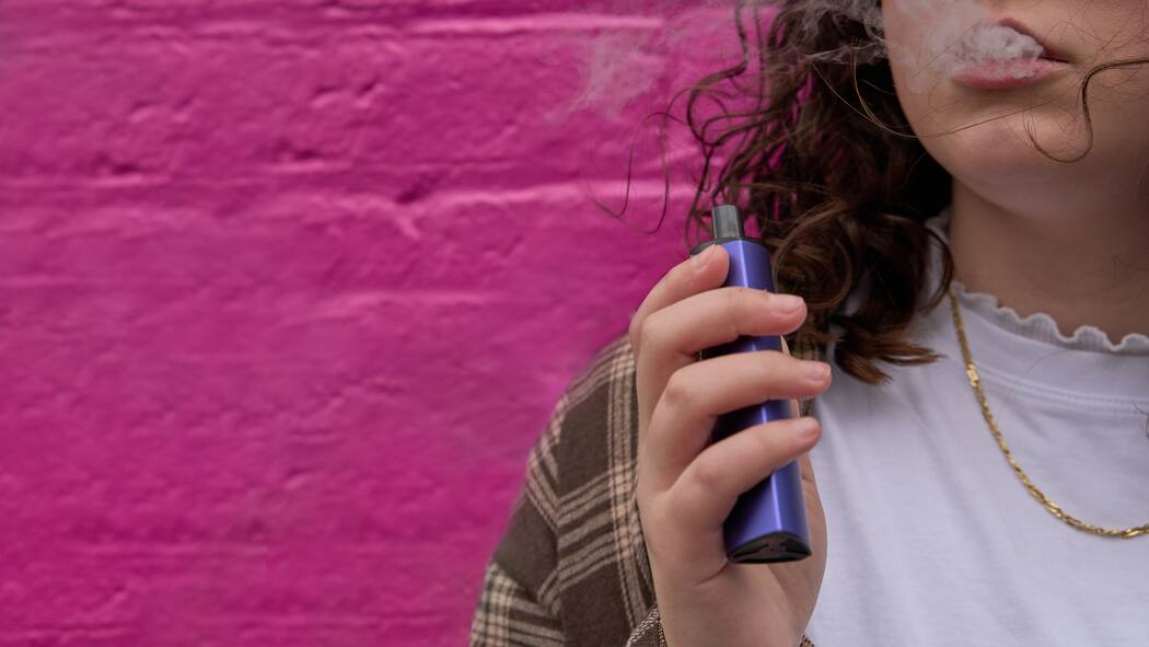 «Eltern sollten klar sagen, dass sie gegen Vapes und Zigaretten sind» Junge Raucherin: Rund ein Viertel aller 15-Jährigen raucht regelmässig E-Zigaretten oder konsumiert Snus. Das zeigt eine neue Studie.