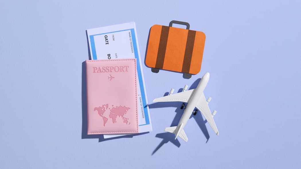 Flug buchen – am besten direkt bei der Airline Ein Miniature-Flugzeug, ein Flugticket, ein Reisepass sowie eine Reisekoffer liegen vor einem blauen Hintergrund - Wer in die Ferien fliegt, findet ein günstiges Ticket über eine Vermittlungsplattform. Gibt es beim Flug jedoch ein Problem aufgrund einer Anpassung im Flugplan, steht oft die Frage im Raum, wer dafür zuständig ist – die Drittplattform, über die gebucht wurde oder die Airline? Der Beobachter erklärt, was in diesem Fall gilt.