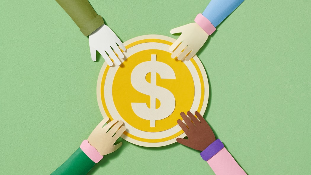 5 Mythen rund ums Erben Vier Arme greifen nach einer Münze. Ums Erben kursieren viele Mythen.