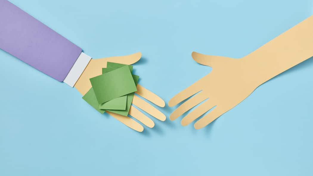 Ein Darlehen unter Freunden – darauf sollten Sie achten Collage mit zwei Händen, in einer Hand sind Banknoten - Nett, wenn jemand Bekannten oder Freundinnen Geld leiht. Doch ein privates Darlehen kann zu Streit führen, wenn man folgende Fragen nicht vorher klärt