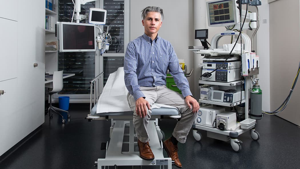 Darmkrebs kann auch Junge treffen Sezgin Günes im Untersuchungsraum beim Arzt