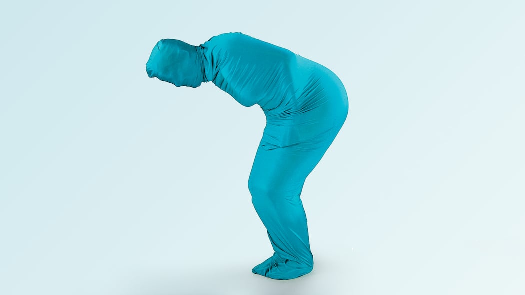 Wenn der starke Schmerz bleibt Person krümmt sich vor Schmerzen