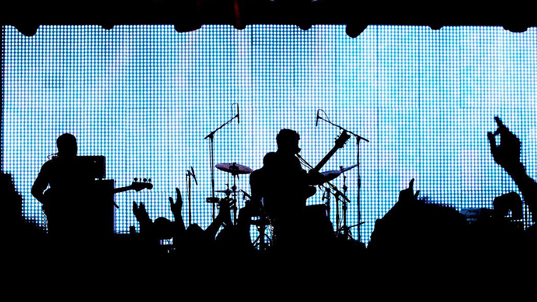 Viagogo kommt noch mal davon Band auf der Bühne mit jubelnden Zuschauern