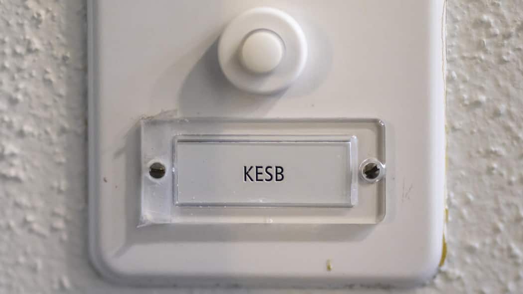 Die Geschichte, die Aufgaben, die Skandale KESB Kindes- und Erwachsenenschutzbehörde