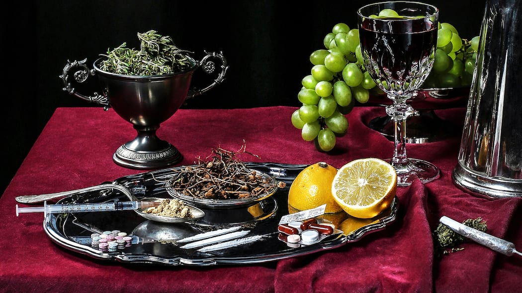 Wie schlimm sind Drogen wirklich? Verschiedene Drogen auf Tisch