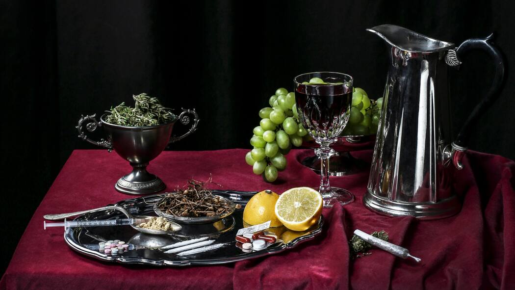 Drogen waren noch nie so einfach zu haben Stillleben mit Drogen auf Silbertablett. Kokain, Ecstasy und LSD – diskret und schnell nach Hause geliefert. Ein aktueller Gerichtsfall gibt Einblick in das verschwiegene Geschäft der Drogenhändler, das sich zunehmend auf Telegram und Co. verlagert.